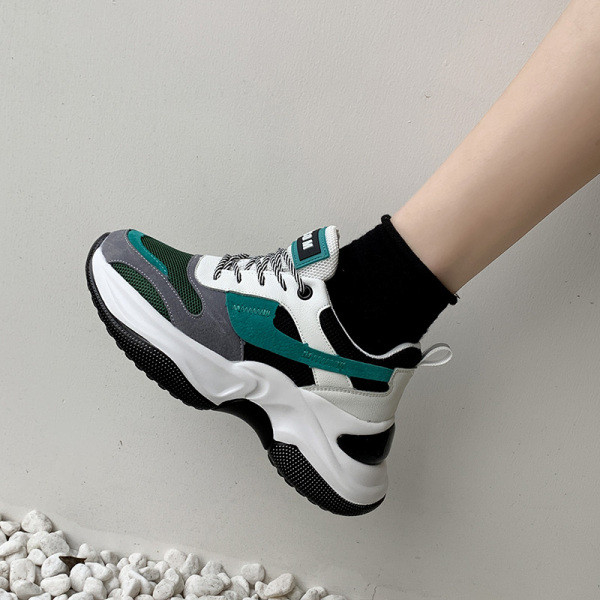 Kareda talla ja paeltega värvilised naiste tossud