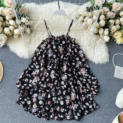 Stiilne lillelise mustriga ja õhukeste rihmadega naiste kleit