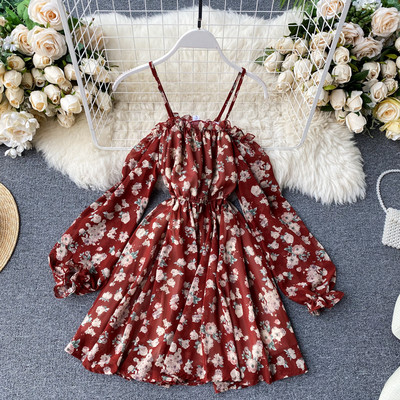 Stiilne lillelise mustriga ja õhukeste rihmadega naiste kleit