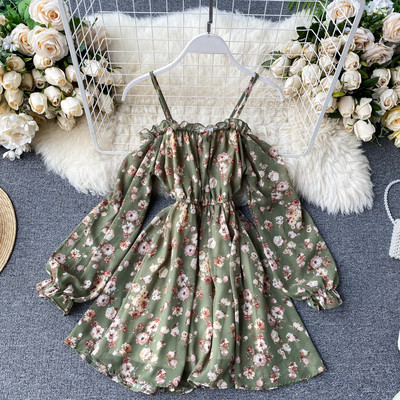 Stiilne lillelise mustriga ja õhukeste rihmadega naiste kleit