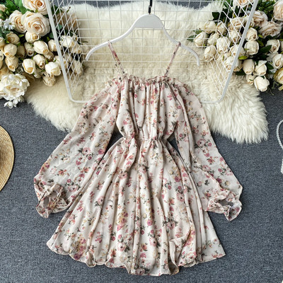 Stiilne lillelise mustriga ja õhukeste rihmadega naiste kleit