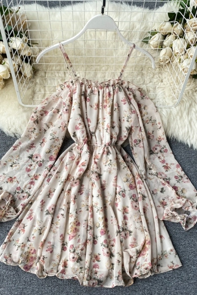 Stiilne lillelise mustriga ja õhukeste rihmadega naiste kleit