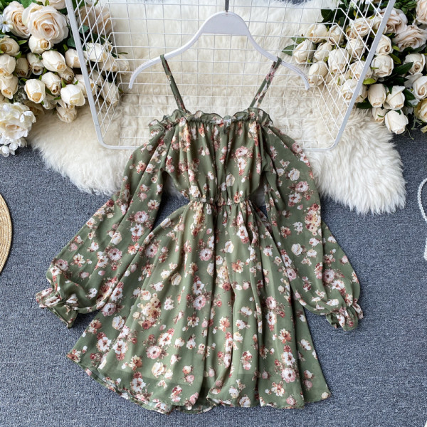 Stiilne lillelise mustriga ja õhukeste rihmadega naiste kleit