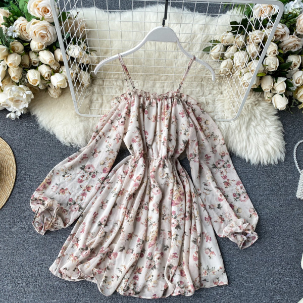 Stiilne lillelise mustriga ja õhukeste rihmadega naiste kleit