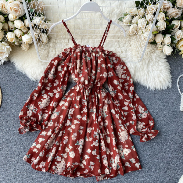 Stiilne lillelise mustriga ja õhukeste rihmadega naiste kleit