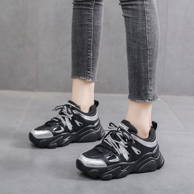 Kareda talla ja värviliste lipsudega praeguste naiste tossude uus mudel