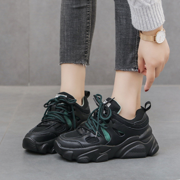 Kareda talla ja värviliste lipsudega praeguste naiste tossude uus mudel