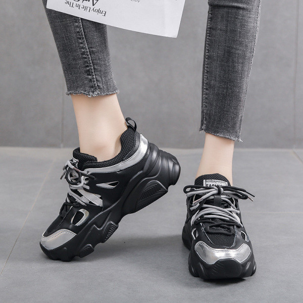 Kareda talla ja värviliste lipsudega praeguste naiste tossude uus mudel