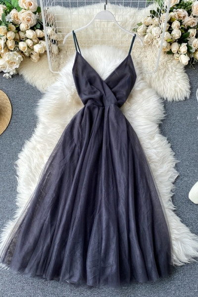 Moodne naiste kleit spitsikaelusega, tülli ja õhukeste rihmadega