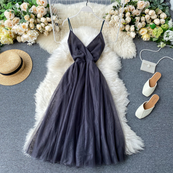 Moodne naiste kleit spitsikaelusega, tülli ja õhukeste rihmadega