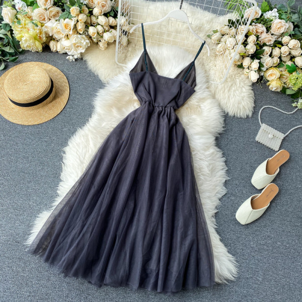 Moodne naiste kleit spitsikaelusega, tülli ja õhukeste rihmadega