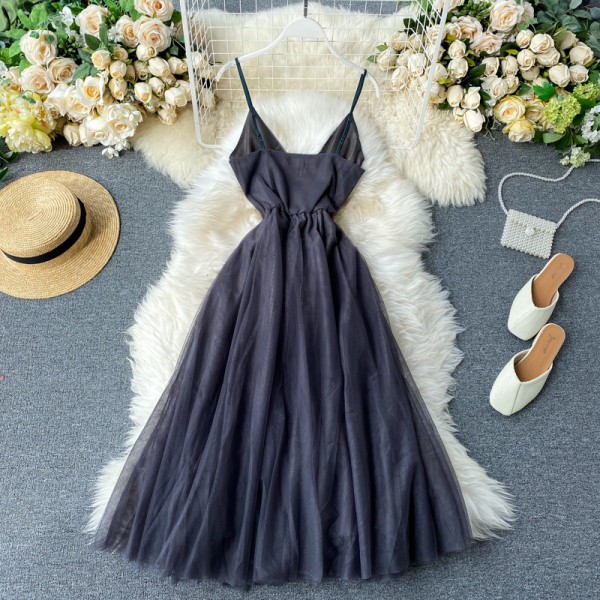 Moodne naiste kleit spitsikaelusega, tülli ja õhukeste rihmadega