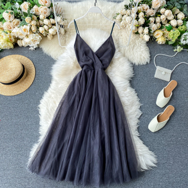 Moodne naiste kleit spitsikaelusega, tülli ja õhukeste rihmadega