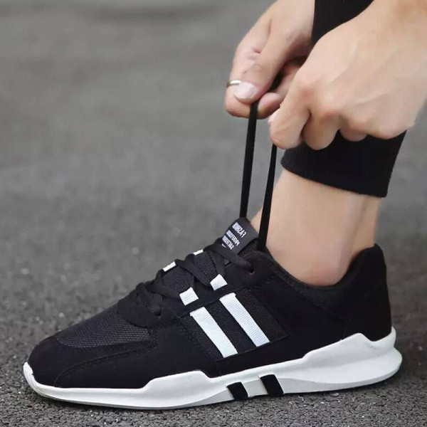 Sport és hétköznapi férfi tornacipő öko velúrból és textilből készült fűzővel