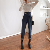 Moodsad kõrge vöökoha ja metallelementidega naiste teksad