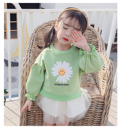 Moodne aplikatsiooni ja pikkade varrukatega lastekleit