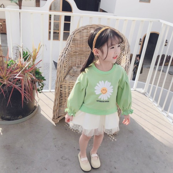 Moodne aplikatsiooni ja pikkade varrukatega lastekleit