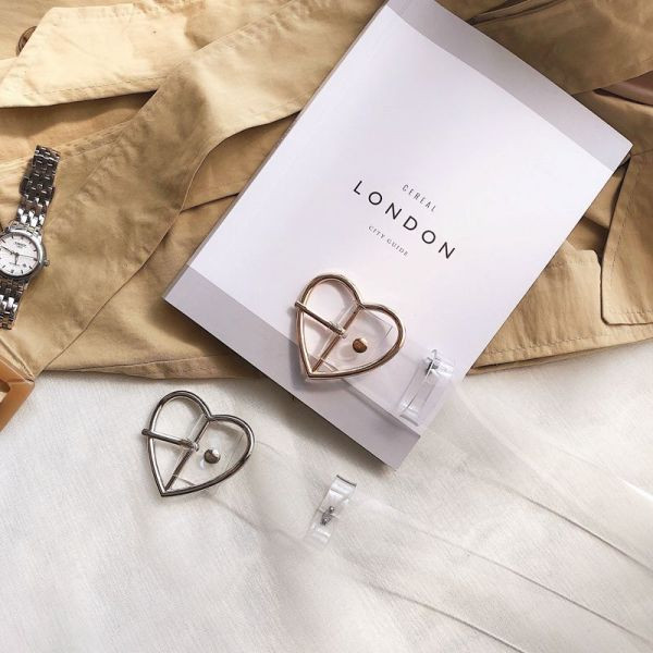 Silikoonist läbipaistev metallelementidega vöö kahes mudelis