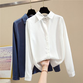 Moodne naiste särk nööpide ja klassikalise pikkade varrukatega kraega