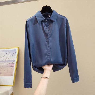 Moodne naiste särk nööpide ja klassikalise pikkade varrukatega kraega