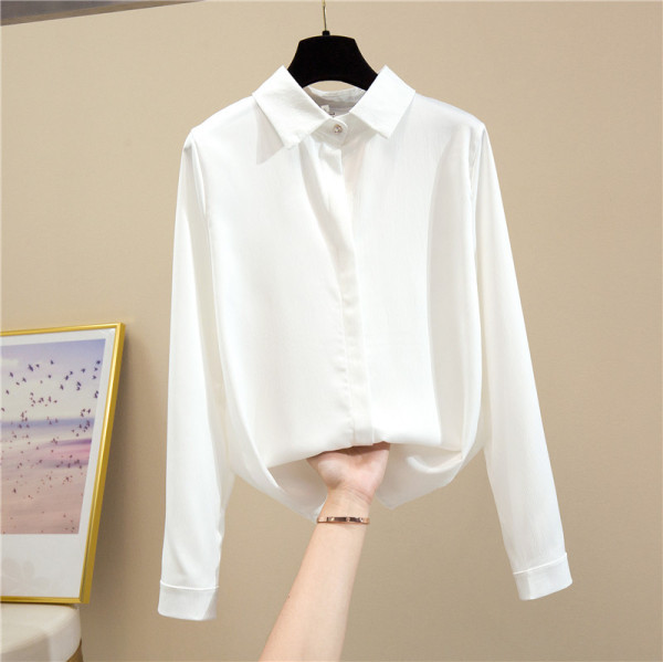 Moodne naiste särk nööpide ja klassikalise pikkade varrukatega kraega