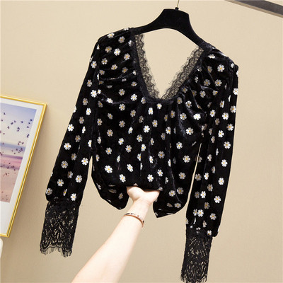 Moodne sametist ja pitsist valmistatud spitsikaelusega naiste pluus