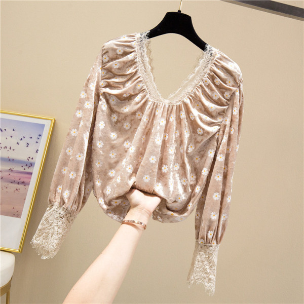 Moodne sametist ja pitsist valmistatud spitsikaelusega naiste pluus