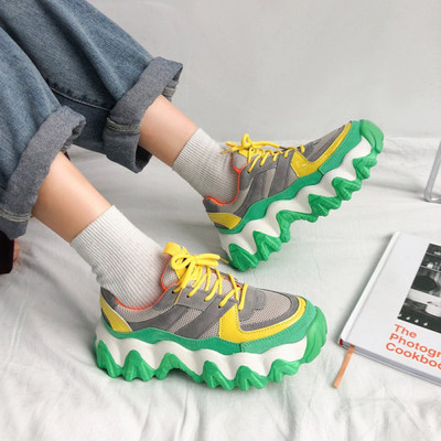 Öko velúrból készült modern női tornacipő durva talppal, színes nyakkendőkkel