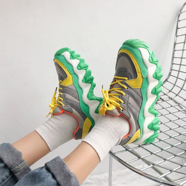 Öko velúrból készült modern női tornacipő durva talppal, színes nyakkendőkkel