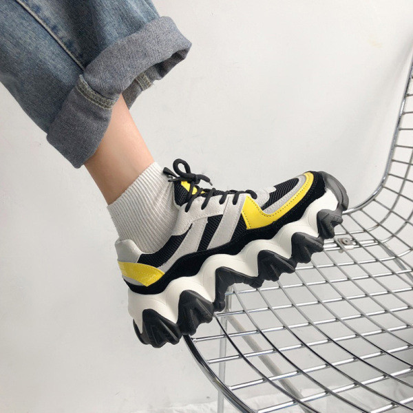 Öko velúrból készült modern női tornacipő durva talppal, színes nyakkendőkkel