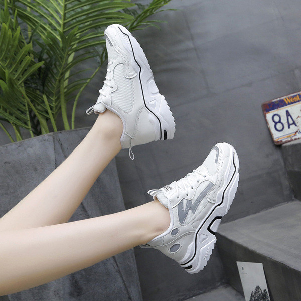 Eko bőrből készült alkalmi női tornacipő 4 cm-es talppal