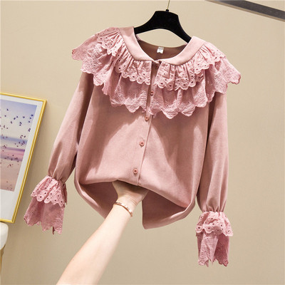 Modern női ing gombokkal és csipkegallérral