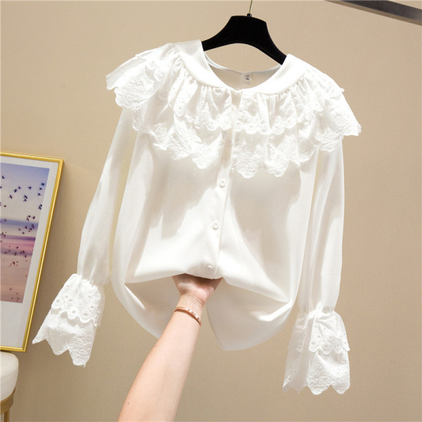 Modern női ing gombokkal és csipkegallérral