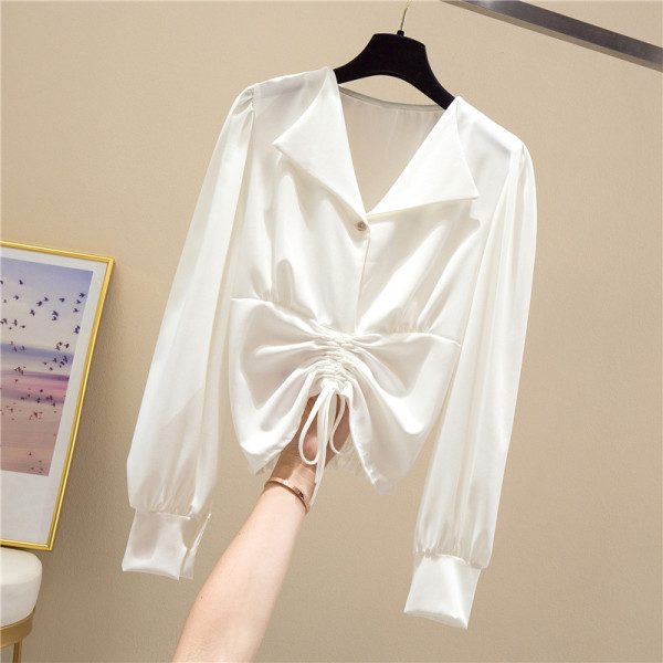 Stílusos női ing spitz nyakkivágással és nyakkendővel