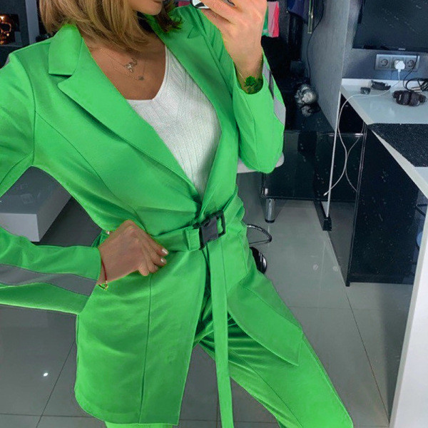 Uue mudeli helkuräärisega naiste ülikond kahes osas - vööga jakk ja püksid