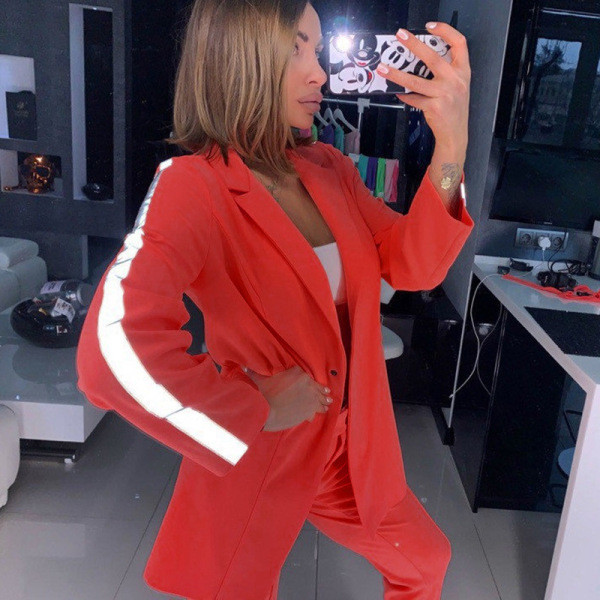 Uue mudeli helkuräärisega naiste ülikond kahes osas - vööga jakk ja püksid