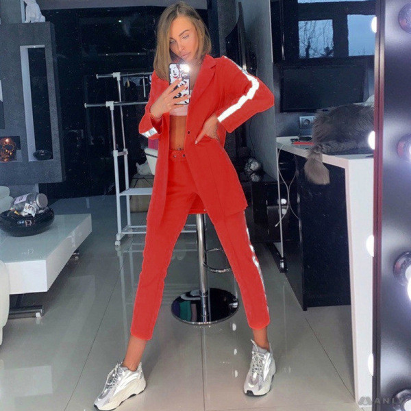 Uue mudeli helkuräärisega naiste ülikond kahes osas - vööga jakk ja püksid