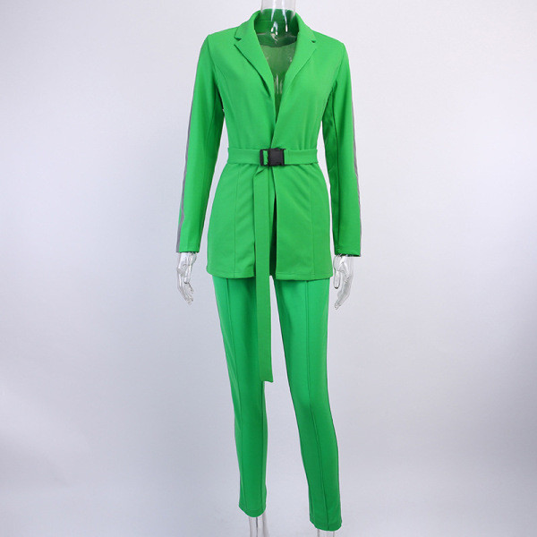 Uue mudeli helkuräärisega naiste ülikond kahes osas - vööga jakk ja püksid