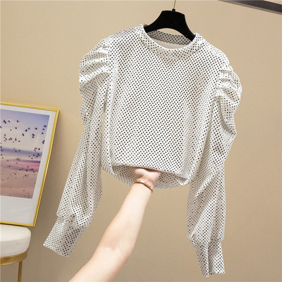 Stílusos női blúz ovális nyakkivágással és puffos ujjakkal