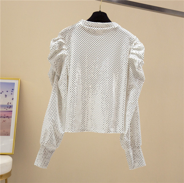 Stílusos női blúz ovális nyakkivágással és puffos ujjakkal