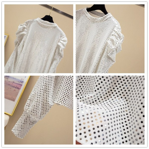 Stílusos női blúz ovális nyakkivágással és puffos ujjakkal