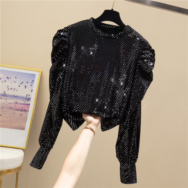 Stílusos női blúz ovális nyakkivágással és puffos ujjakkal