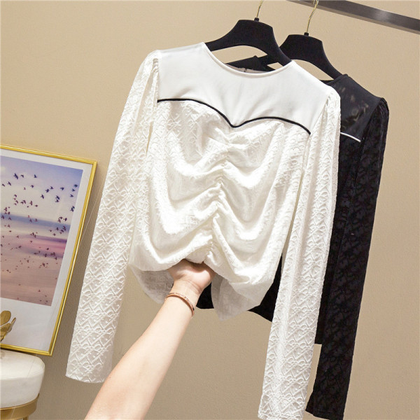 Modern női blúz ovális nyakkivágással és csipkeujjakkal