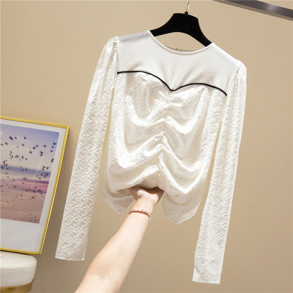 Modern női blúz ovális nyakkivágással és csipkeujjakkal