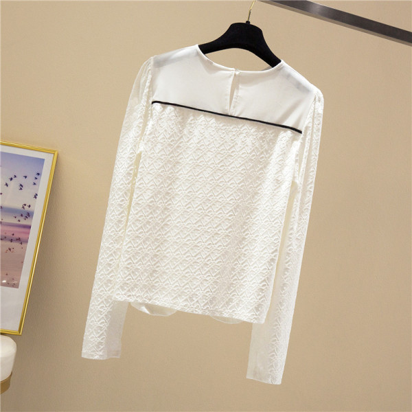 Modern női blúz ovális nyakkivágással és csipkeujjakkal