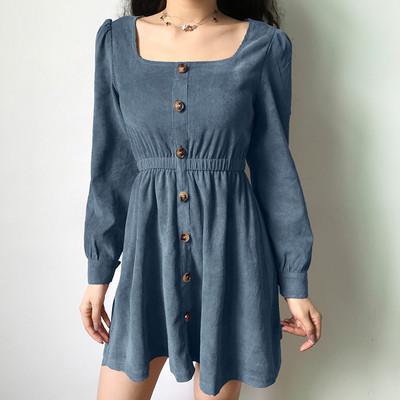 Praegune naiste lõikega velvetist kandilise dekoltee ja nööpidega kleit