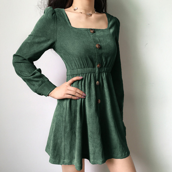 Praegune naiste lõikega velvetist kandilise dekoltee ja nööpidega kleit