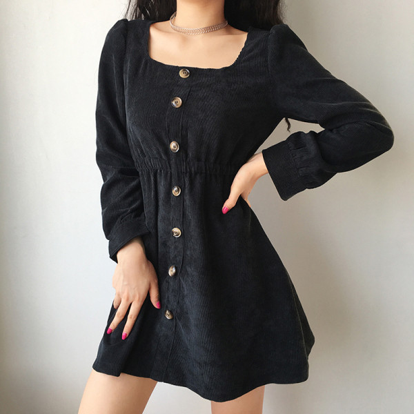 Praegune naiste lõikega velvetist kandilise dekoltee ja nööpidega kleit