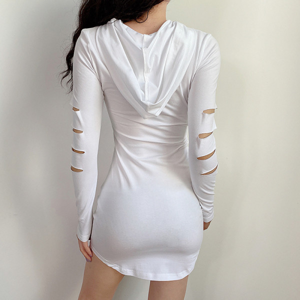 Спортна дамска рокля с качулка и скъсани мотиви на ръкавите