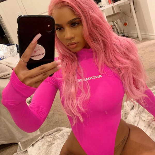 Praegune kõrge krae ja kirjaga naiste keha